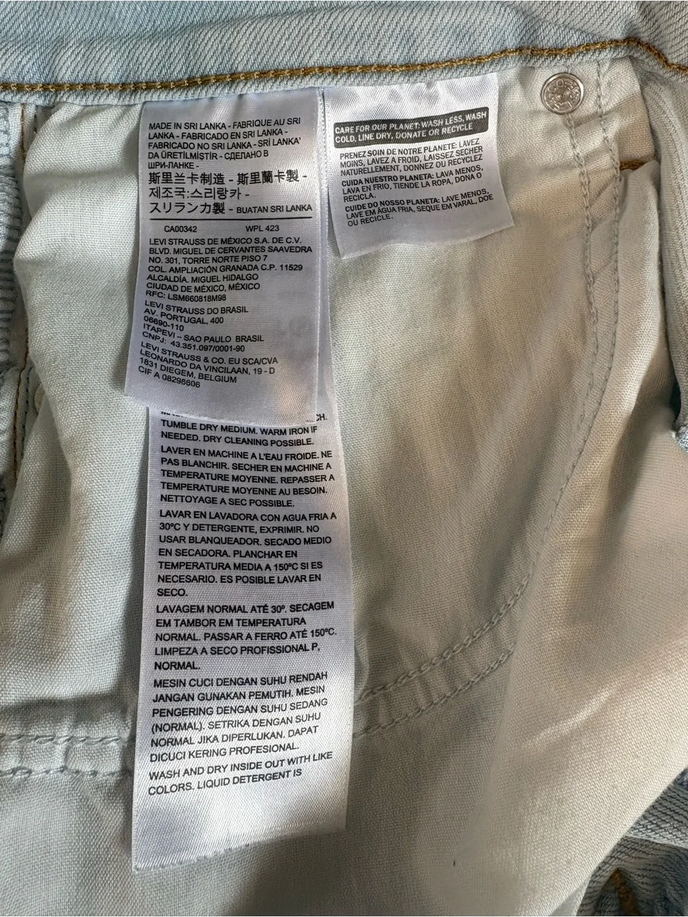Levi's women’s Light Blue, high waist Cropped, wedge, straight Jeans, Sz 32. - Picture 15 of 16